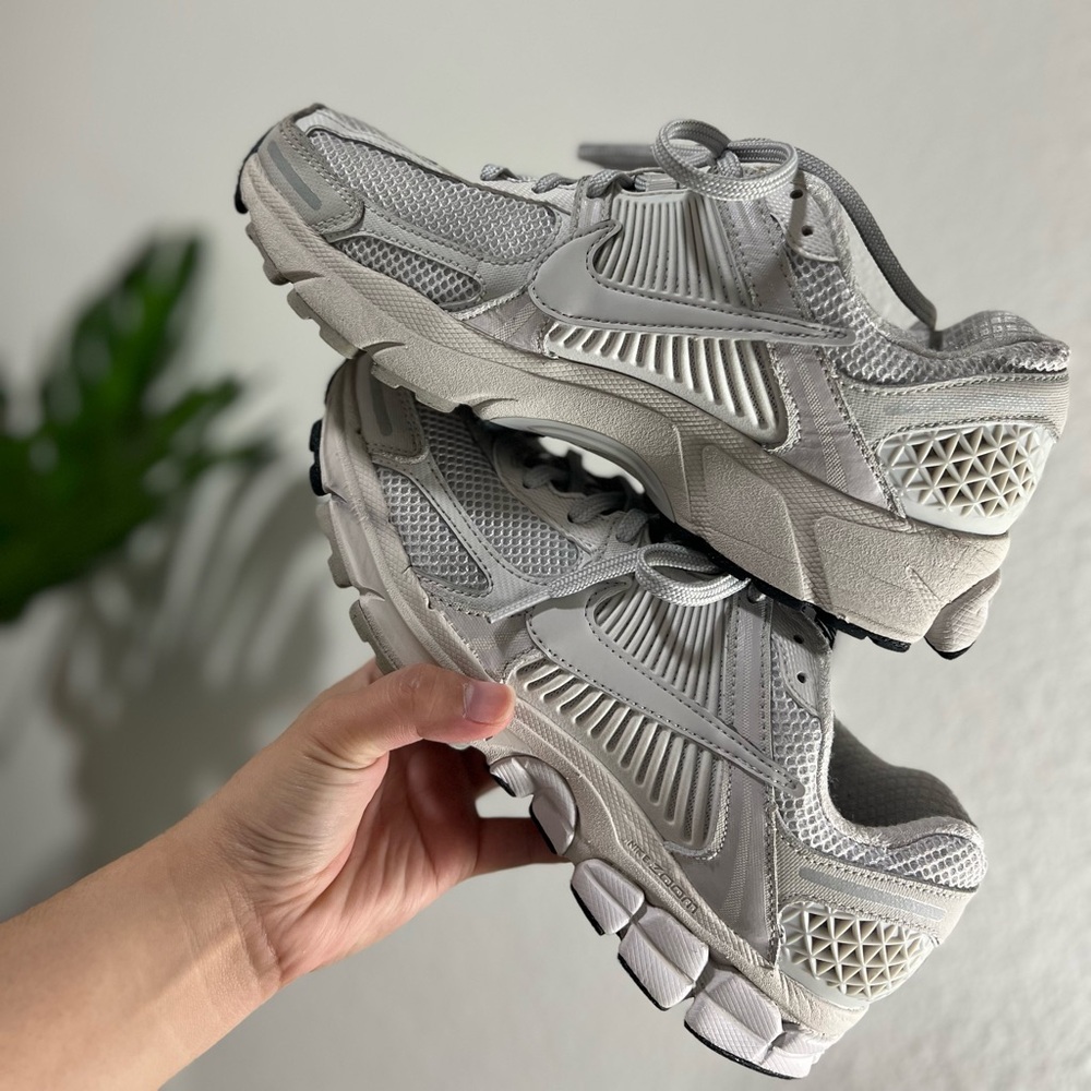 NIKE Zoom Vomero 5 Sneakers - Picture 5 of 12